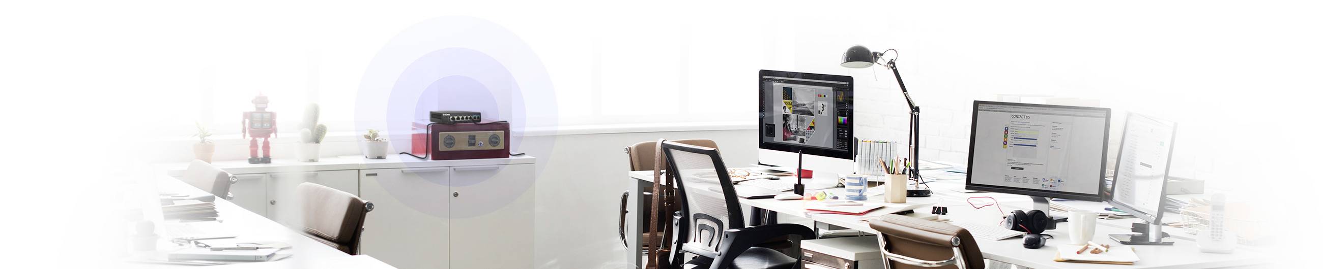 Ein modernes Büro mit mehreren Schreibtischen, Computern und Bürostühlen. Notizen und Büromaterialien sind sichtbar.