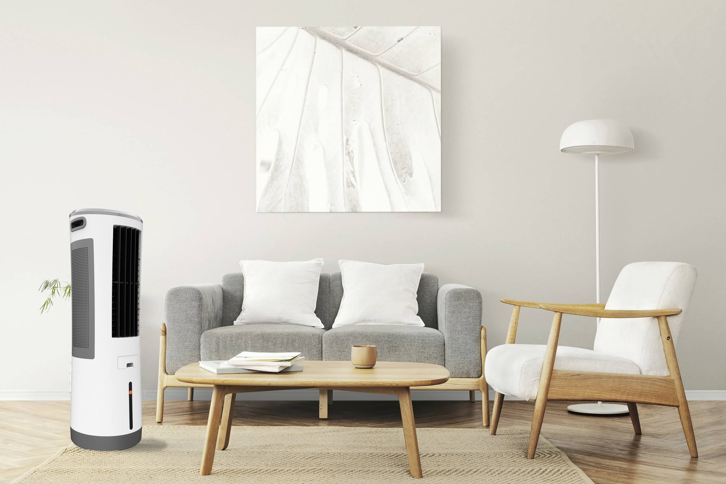 Ein helles Wohnzimmer mit einem grauen Sofa, weißem Sessel, Holztisch und Luftkühler. An der Wand hängt ein abstraktes Bild.