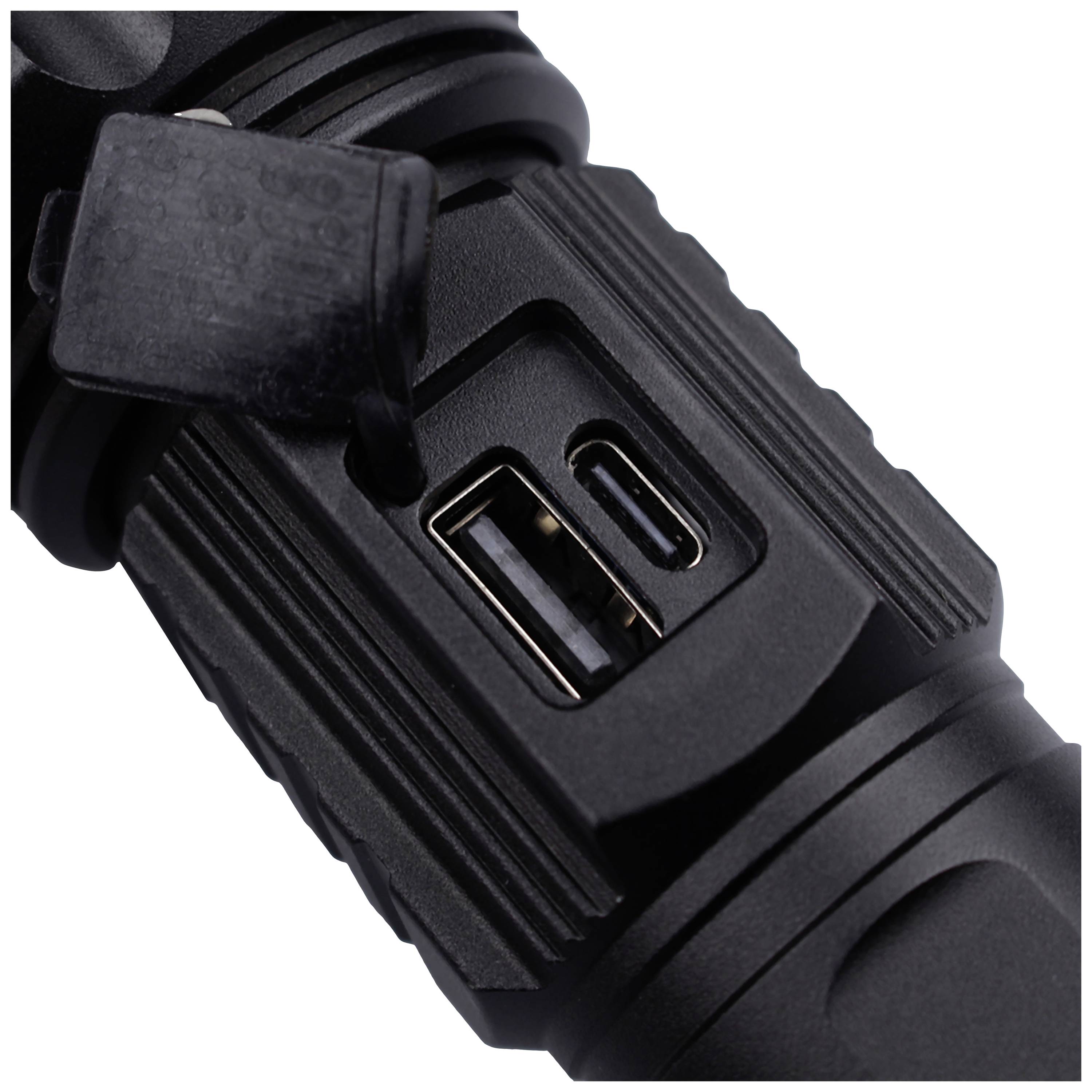 Nahaufnahme eines schwarzen Geräts mit USB-Anschlüssen. Der Fokus liegt auf den zwei nebeneinander liegenden Anschlüssen, umgeben von einer gerippten Oberfläche.