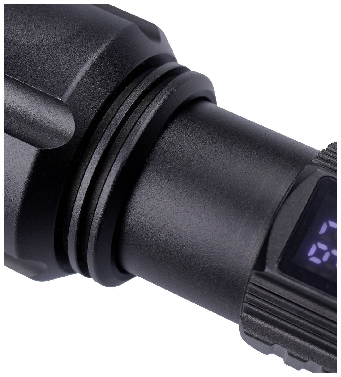 Nahaufnahme einer schwarzen Taschenlampe mit digitalem Display, das teilweise Zahlen anzeigt. Fokus auf Lampe und Display.