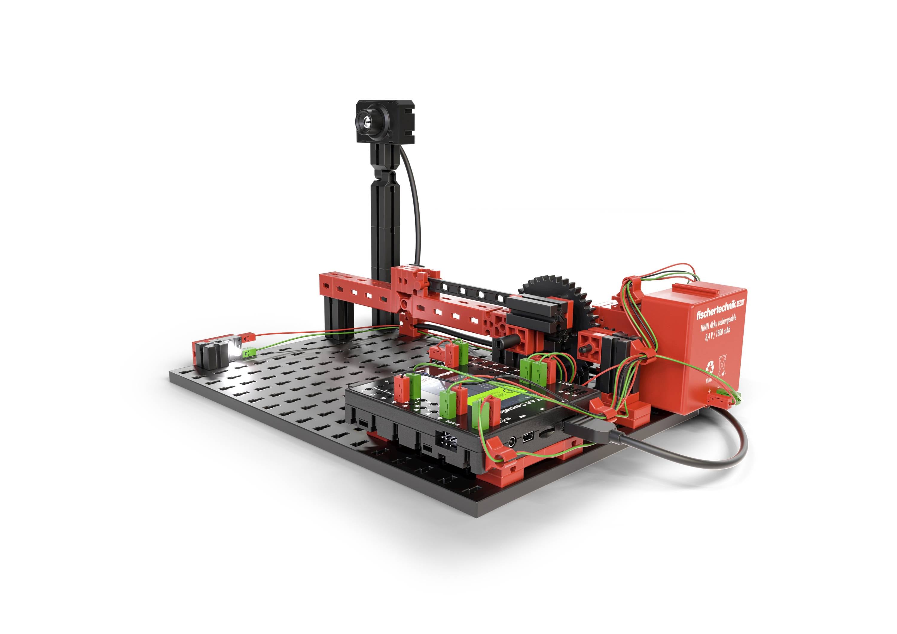 Roter 3D-Drucker auf schwarzer Basisplatte mit Kamera und diversen verkabelten Komponenten, geeignet für Technikprojekte.