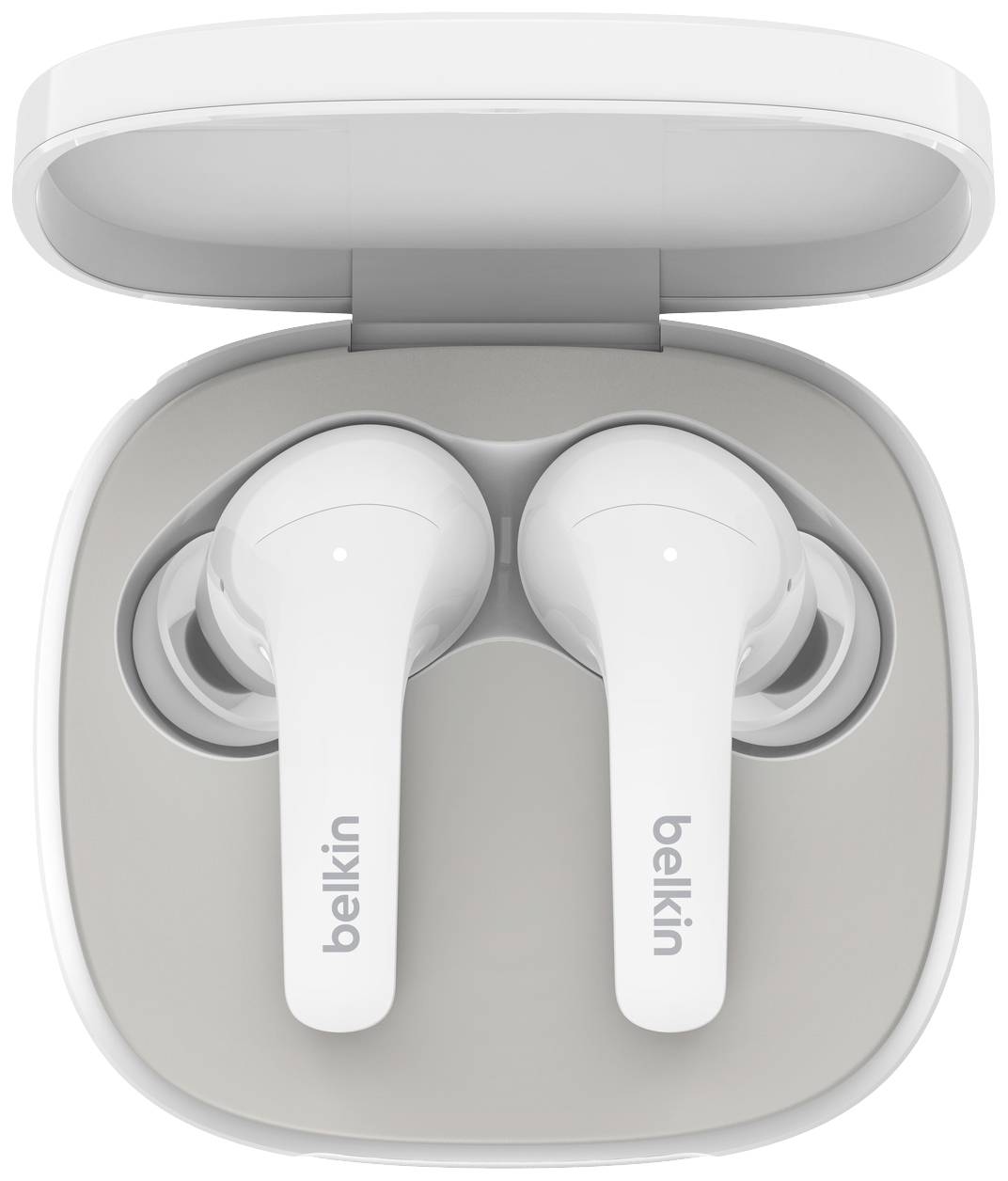Weiße kabellose In-Ear-Kopfhörer in einem offenen Ladeetui von Belkin.