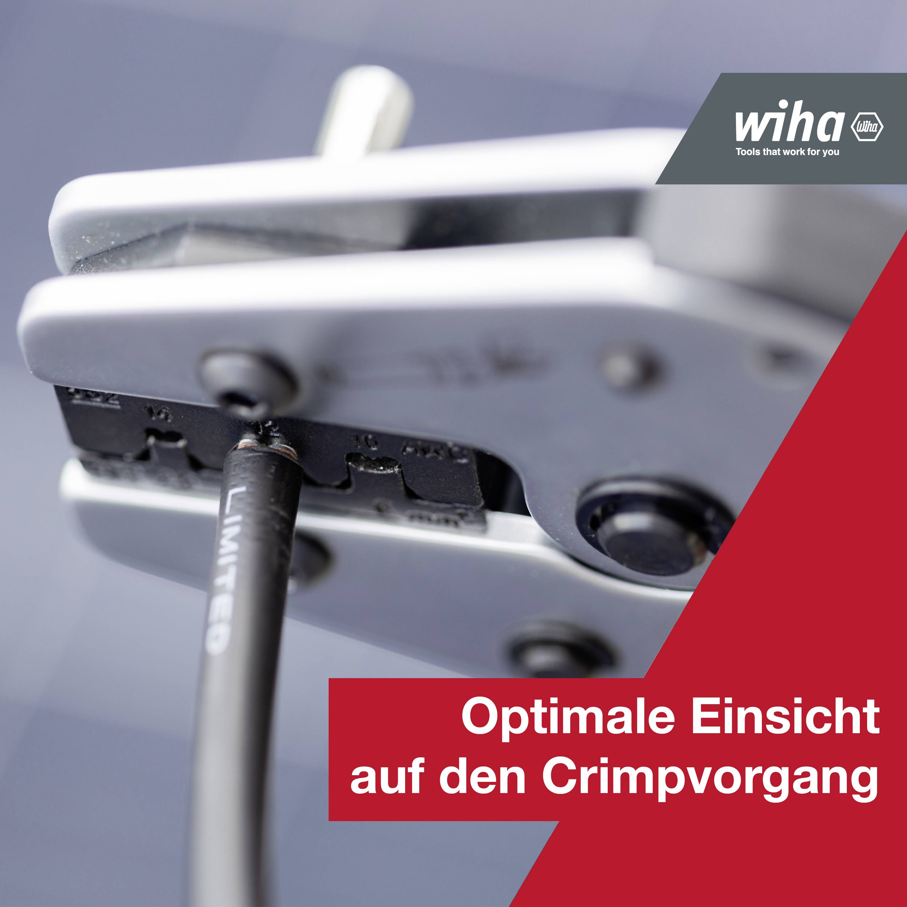 Eine Crimpzange im Einsatz, die ein Kabel bearbeitet. Text in der Ecke: 'Optimale Einsicht auf den Crimpvorgang'.