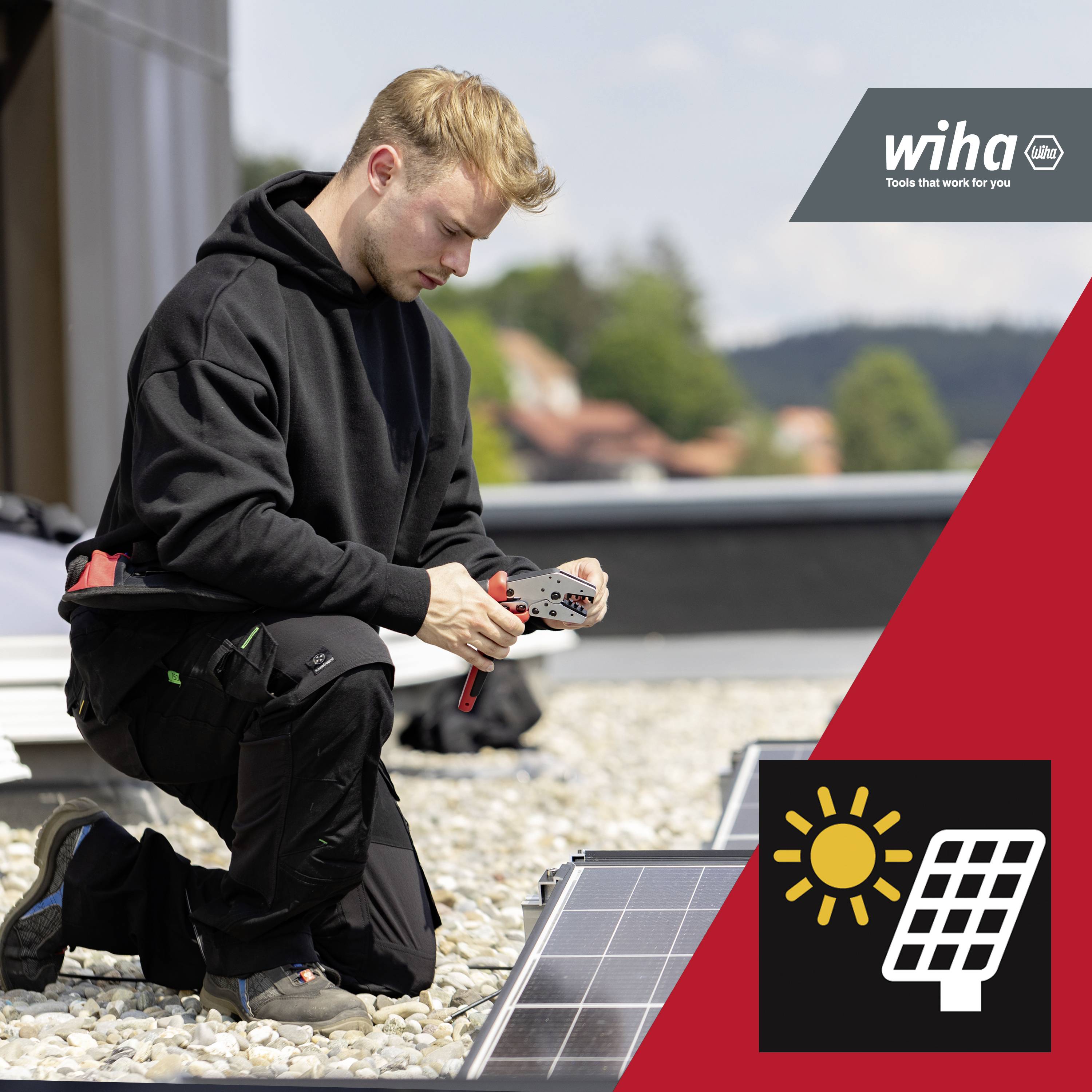 Ein Installateur kniet auf einem Dach und arbeitet an Solarmodulen. Oben rechts ist das Logo von Wiha und ein Piktogramm einer Sonne mit Solarpanel.