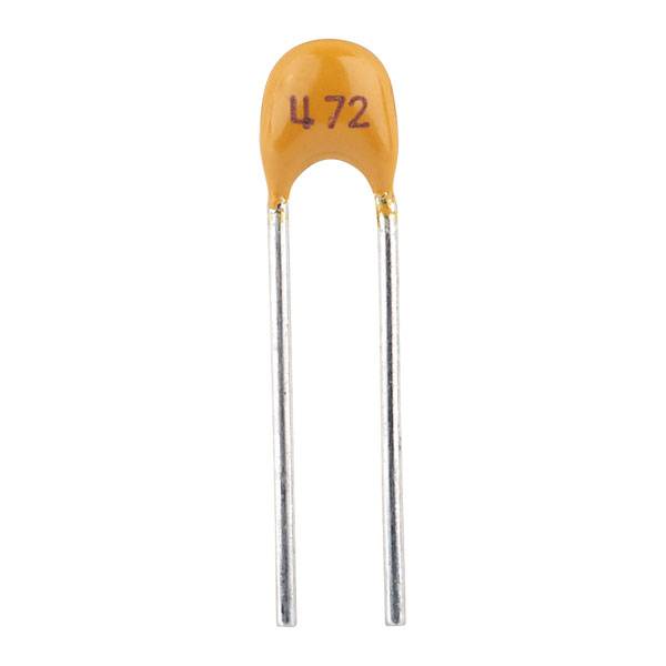 Orangefarbener keramischer Kondensator, Beschriftung '472', zeigt Kapazitätswert, mit zwei Metallanschlüssen für elektronische Schaltungen.