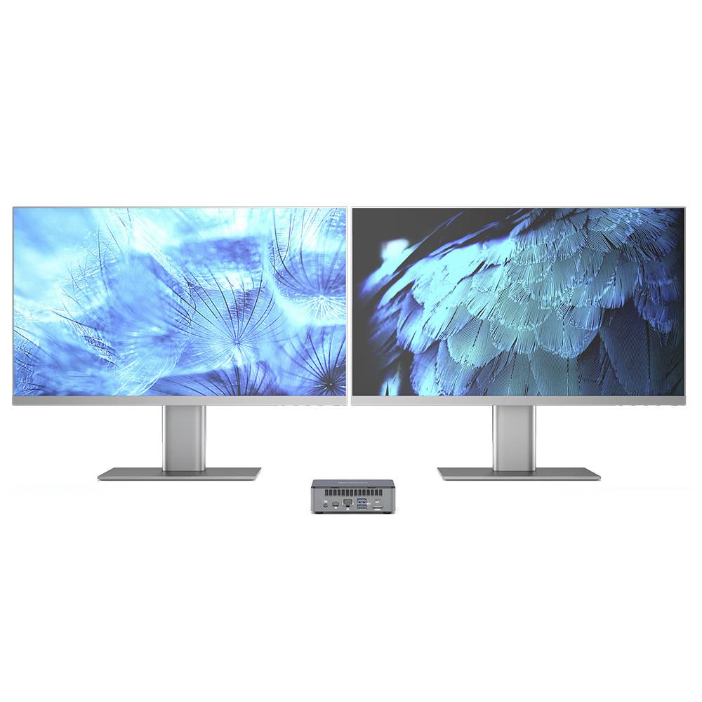 Zwei nebeneinanderstehende Monitore auf einem Tisch zeigen blaue, abstrakte Muster. Zwischen ihnen steht ein kleiner Computer.