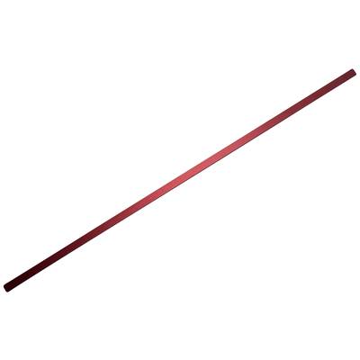 Ein langer, dünner, roter Stab ist diagonal von oben links nach unten rechts im Bild positioniert. Der Hintergrund ist weiß.