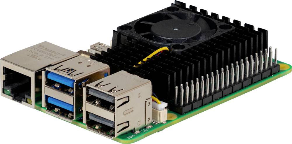 Ein Raspberry Pi 4 mit Kühlkörper und Lüfter. Links befinden sich mehrere USB-Anschlüsse, rechts sind GPIO-Pins sichtbar.