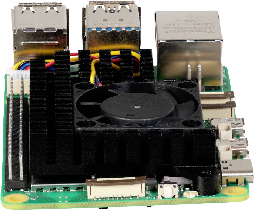 Eine grüne Leiterplatte mit mehreren USB-Anschlüssen, einem Lüfter in der Mitte und anderen elektronischen Komponenten.