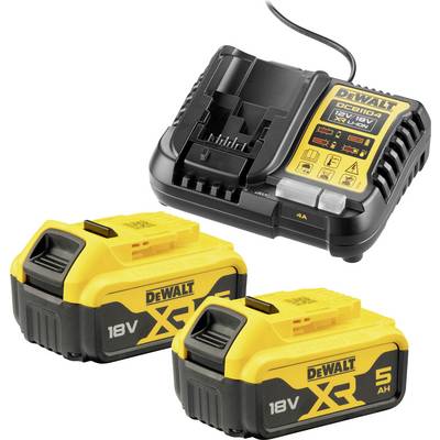 Ladegerät und zwei 18V-Akkus der Marke DeWalt. Die Akkus haben eine Kapazität von 5 Ah und sind Teil der XR-Serie.