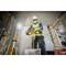 Arbeiter mit Schutzkleidung und -maske bohrt mit einer Maschine in einem Raum im Bau. Im Hintergrund Baustellenmaterialien.
