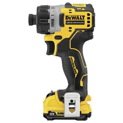Ein gelber und schwarzer DEWALT 12V Akku-Schlagschrauber mit bürstenlosem Motor, seitlicher Metallclip und kompakter Bauweise.