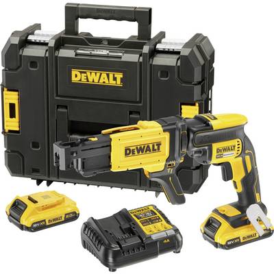 Handwerkzeug-Set mit einem gelben und schwarzen Akku-Schraubendreher, Ladegerät und Ersatzakku vor einem Transportkoffer.