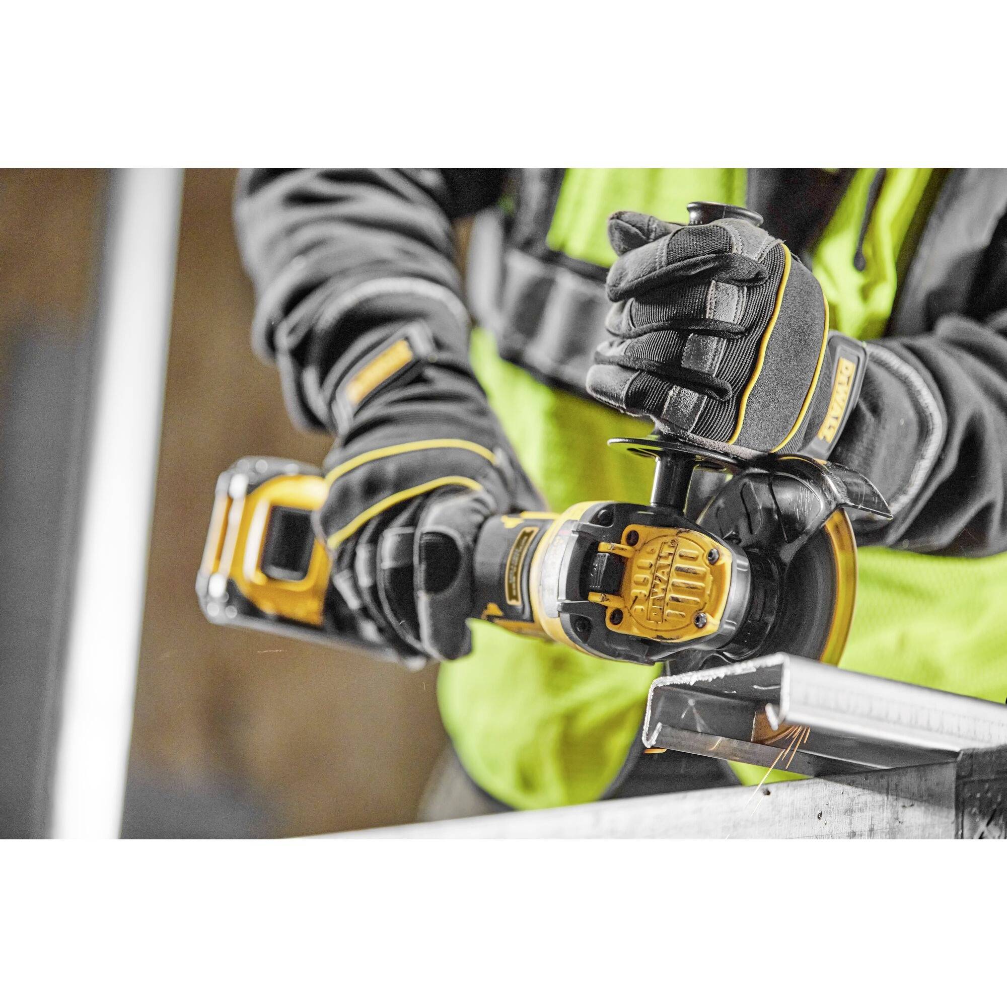 Person in Schutzkleidung hält und bedient eine elektrische Handkreissäge auf einer Baustelle.