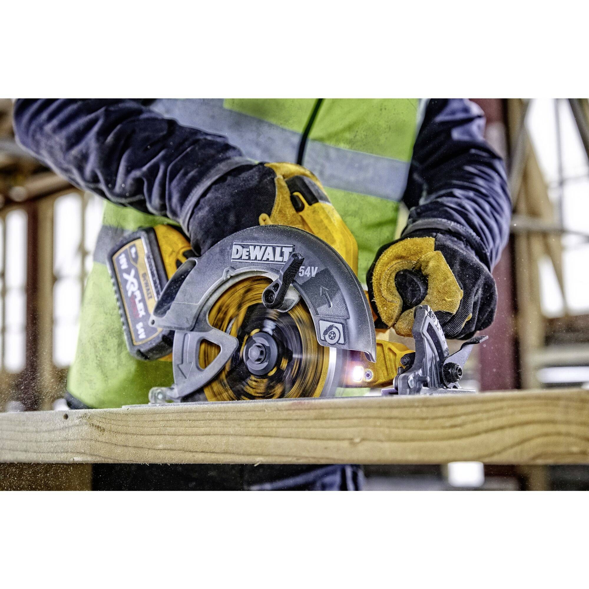 Eine Person sägt mit einer elektrischen Handkreissäge ein Holzbrett. Das Gerät ist eine gelbe DeWalt-Säge und wird sicher bedient.