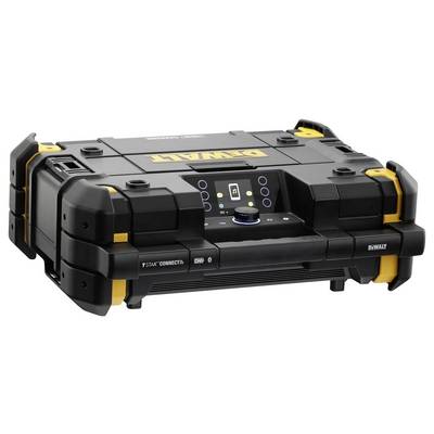 Ein kompakter, schwarzer DeWalt Radio- und Ladeadapter mit gelben Akzenten. Enthält ein digitales Display und Bedienelemente vorne.