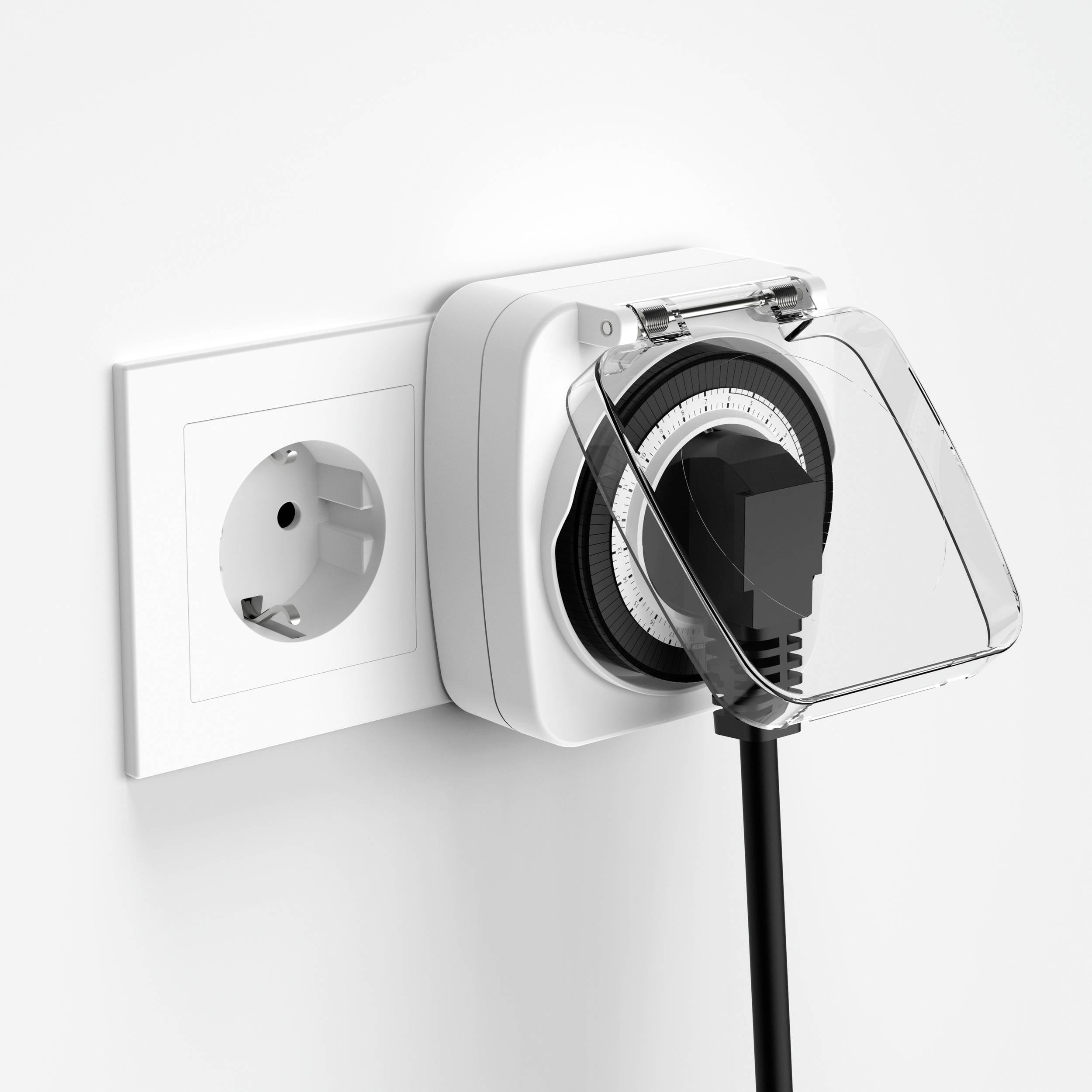 Eine Steckdose mit einer Zeitschaltuhr, an der ein schwarzes Kabel eingesteckt ist. Die Uhr hat ein durchsichtiges Schutzcover.
