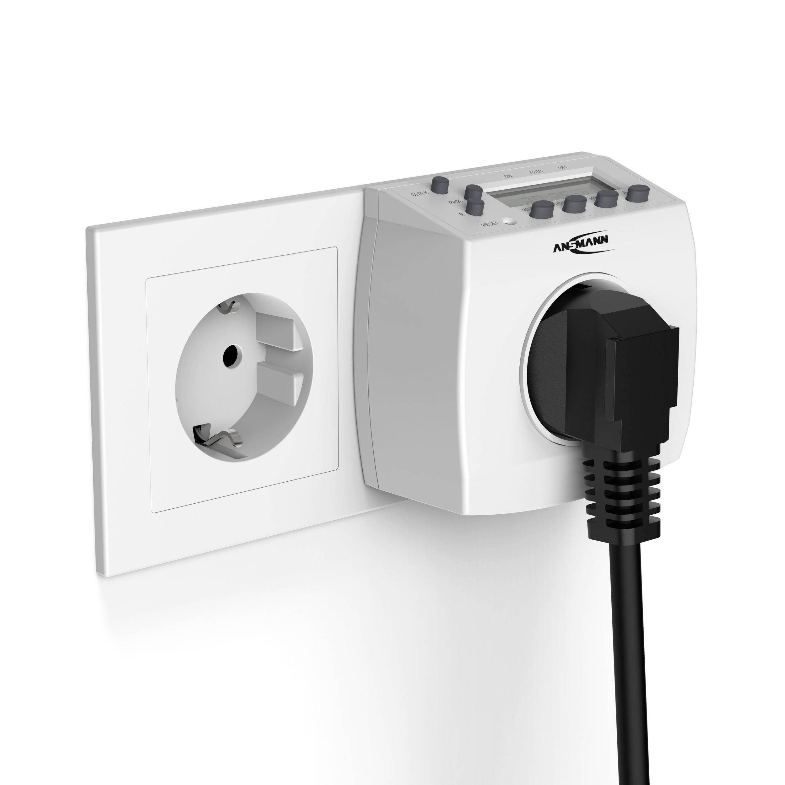 Eine digitale Zeitschaltuhr steckt in einer Steckdose. Ein Kabel ist angeschlossen. Die Uhr zeigt digitale Bedienelemente oben.