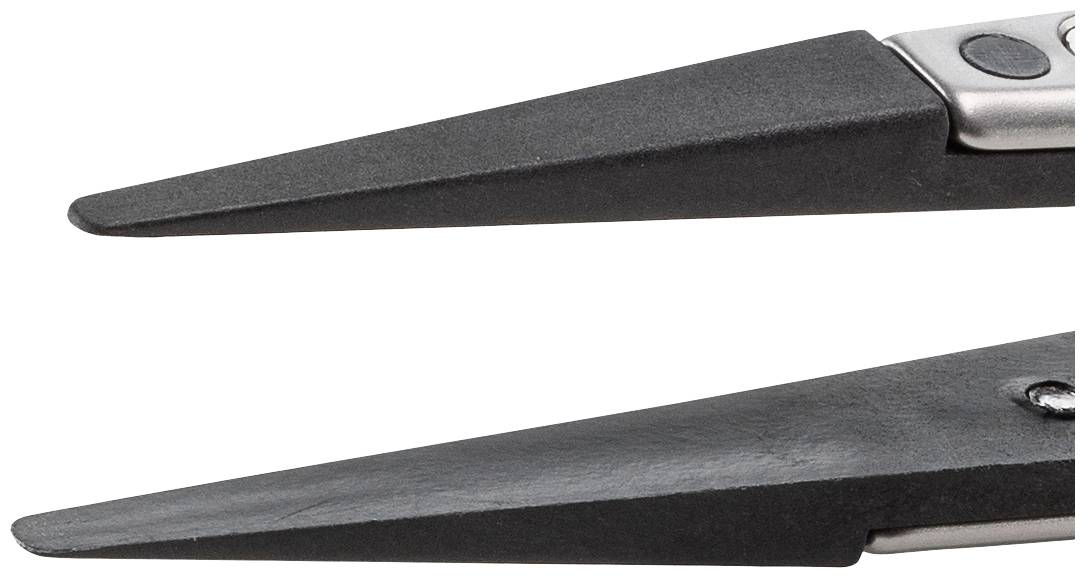 Nahaufnahme der Spitze einer geöffneten Schere mit schwarzen Klingen. Sie zeigt Details der Schneide und der Scharniere.