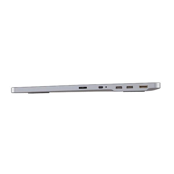 Ein seitliches Profil eines schlanken, silbernen Laptops zeigt verschiedene Anschlüsse, darunter USB-C und HDMI.