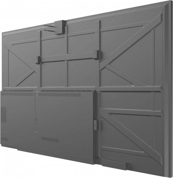 Metallwand mit verstärkten Streben und rechteckigem Panel an der unteren Hälfte.