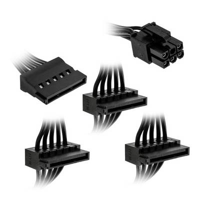 Vier schwarze, rechteckige Stromkabelanschlüsse für elektronische Geräte, unterschiedlich ausgerichtet.