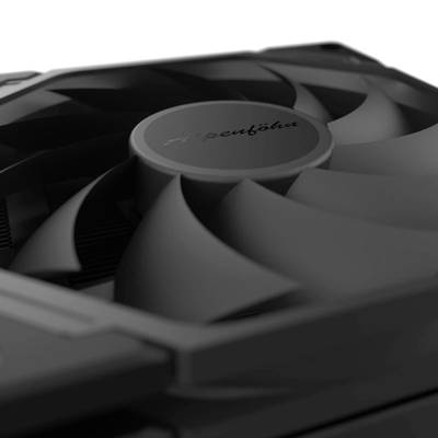 Nahaufnahme eines Computerlüfters, der in ein Gehäuse eingebaut ist. Auf dem Lüfter steht 'Alpenföhn'.