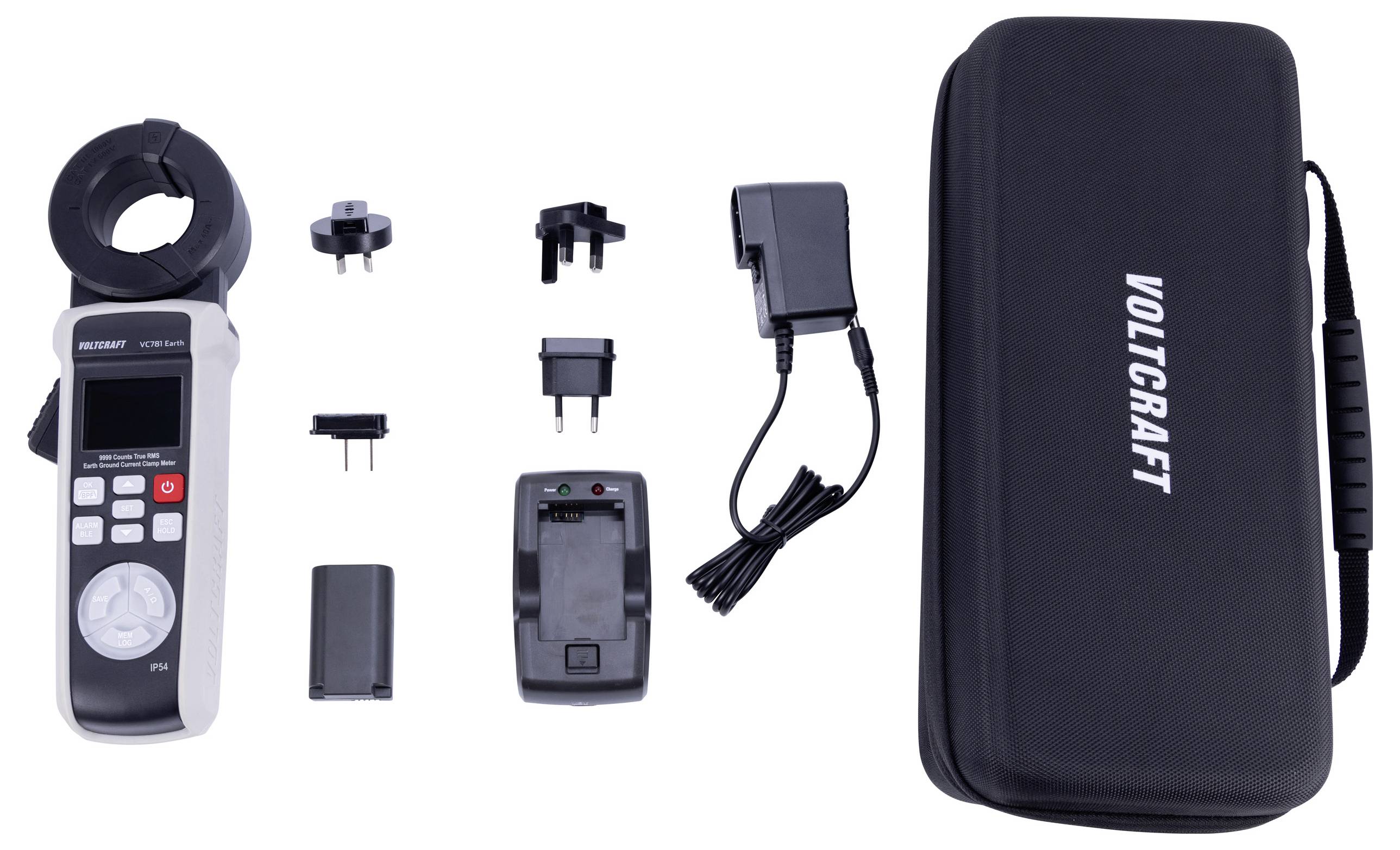 Ein 'VOLTCRAFT' Strommessgerät-Set mit Ladegerät, Adaptersteckern, Transportkoffer und Zubehör, auf weißem Hintergrund angeordnet.