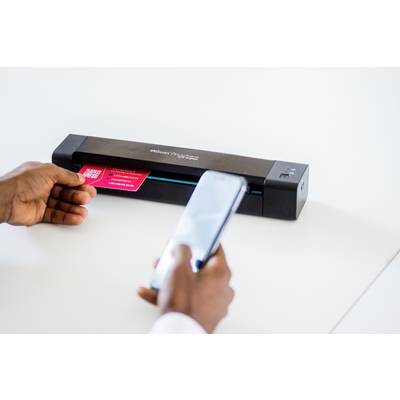 Eine Person scannt mit einem tragbaren Scanner ein QR-Code-Dokument. Im Vordergrund hält die Person ein Smartphone.