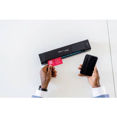 Person scannt eine rote Karte mit einem tragbaren Scanner. In der anderen Hand hält sie ein Smartphone.