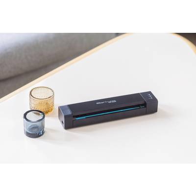 Ein tragbarer Scanner liegt auf einem Tisch neben zwei dekorativen Glasbehältern. Er ist kompakt und zur Digitalisierung von Dokumenten geeignet.