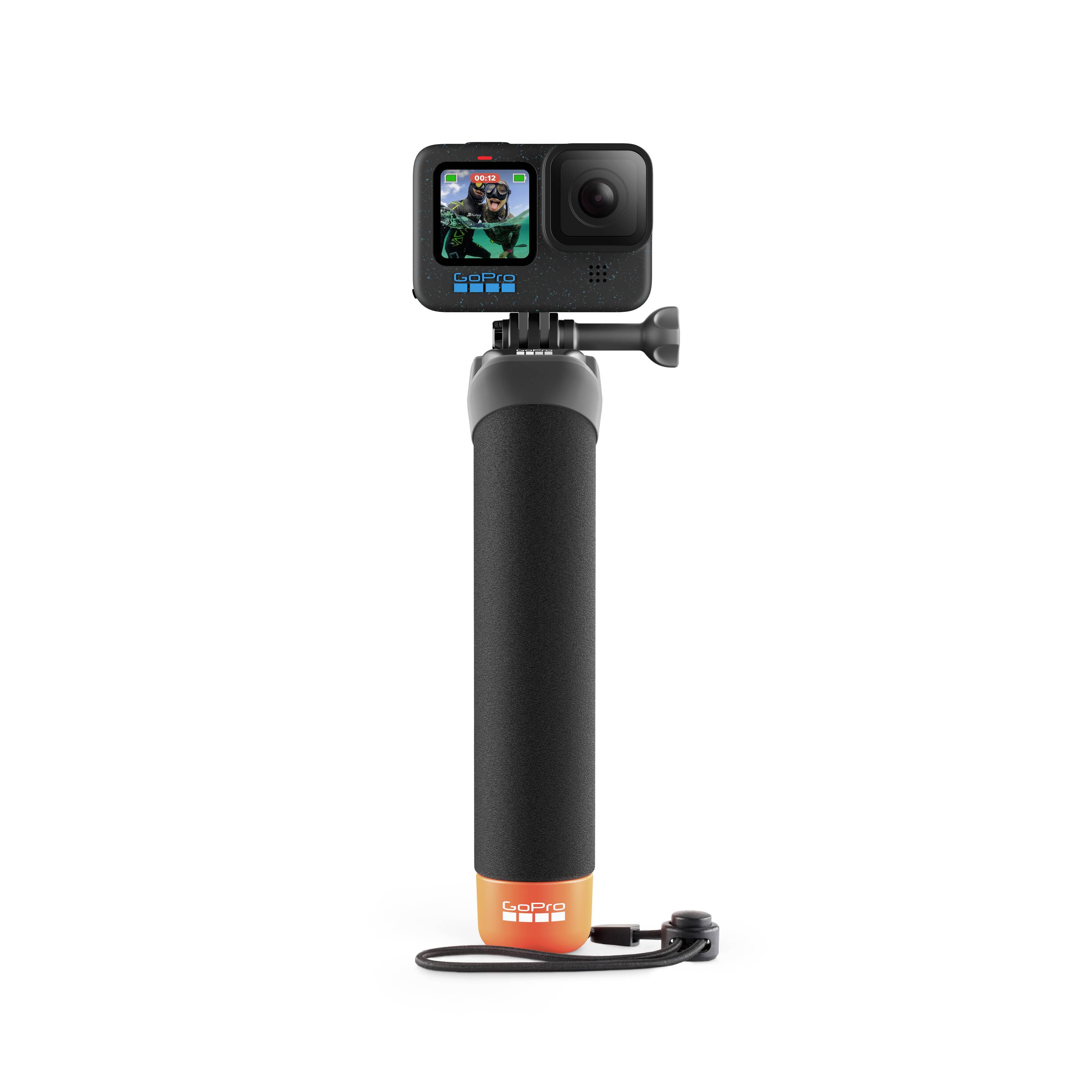 Eine schwarze Action-Kamera mit einem orange-schwarzem Griff. Sie ist auf einem weißen Hintergrund positioniert.