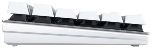 Profilansicht einer mechanischen Tastatur, die die geneigten weißen Tasten und die erhöhte Bauweise zeigt.