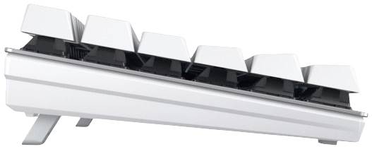 Seitenansicht einer weißen mechanischen Tastatur mit erhöhten Tasten, die auf einem Ständer leicht nach oben geneigt ist.