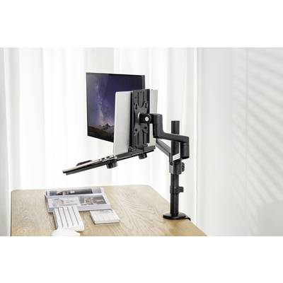 Ein Laptop und ein Monitor sind auf einem verstellbaren Doppelmonitorarm montiert. Sie stehen auf einem Holztisch neben Tastatur und Maus.