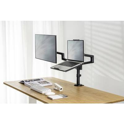 Doppelte Monitore, die an einem Laptopständer über einem Schreibtisch montiert sind, auf dem Tastatur und Maus liegen.