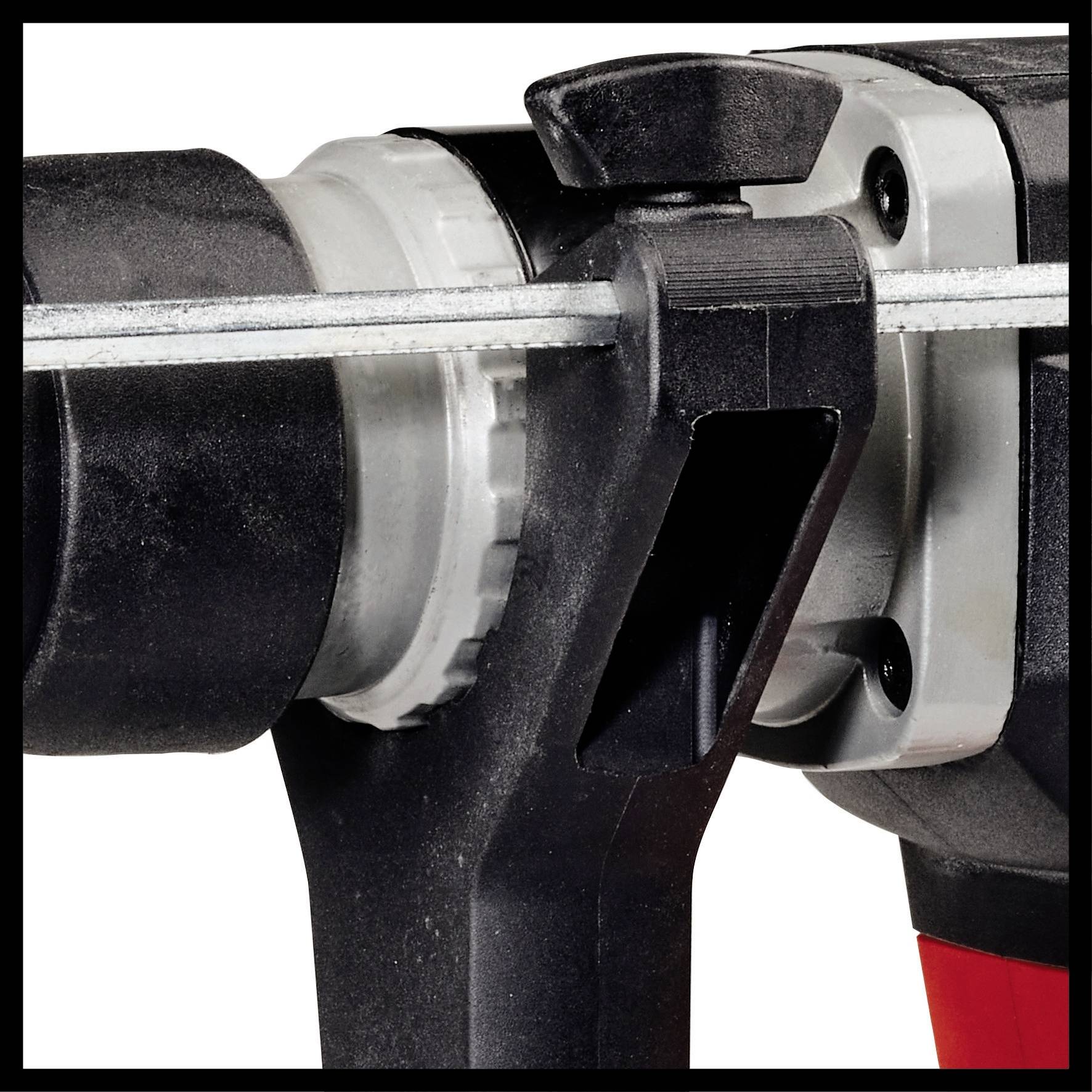 Nahaufnahme eines Bohrhammers mit einem Bohrer, der durch ein schwarzes Gehäuse geführt wird.