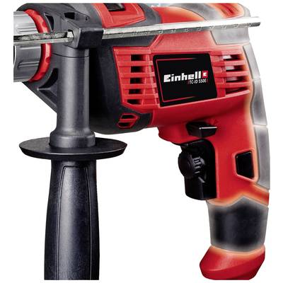 Roter und schwarzer Schlagbohrer mit Zusatzgriff, Kabel und Netzkabel, seitlich gesehen. Gerät zum Bohren in harte Materialien.