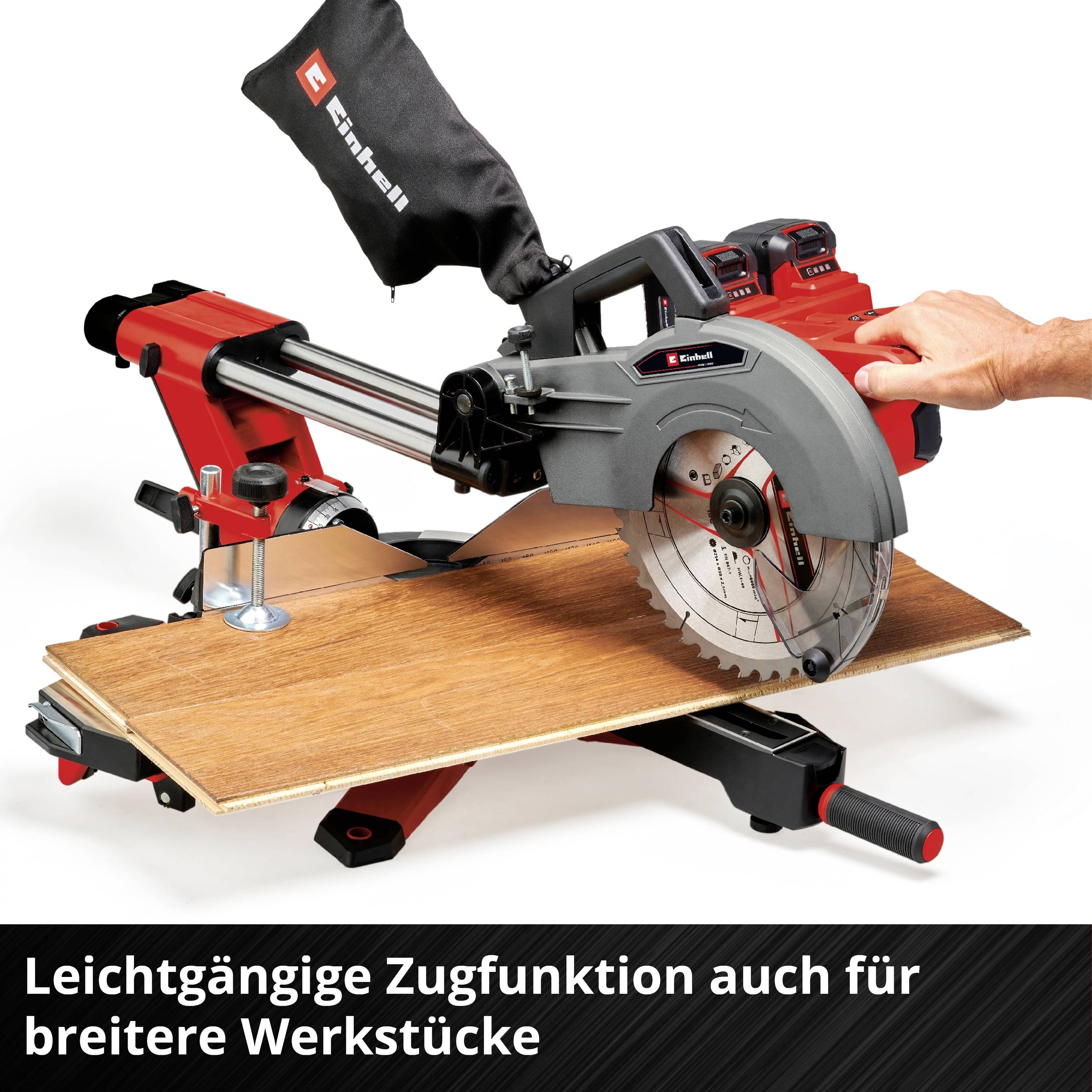 'Kappsäge mit Zugfunktion für breite Werkstücke' zeigt eine Hand, die eine Säge für das Schneiden von Holz bedient.
