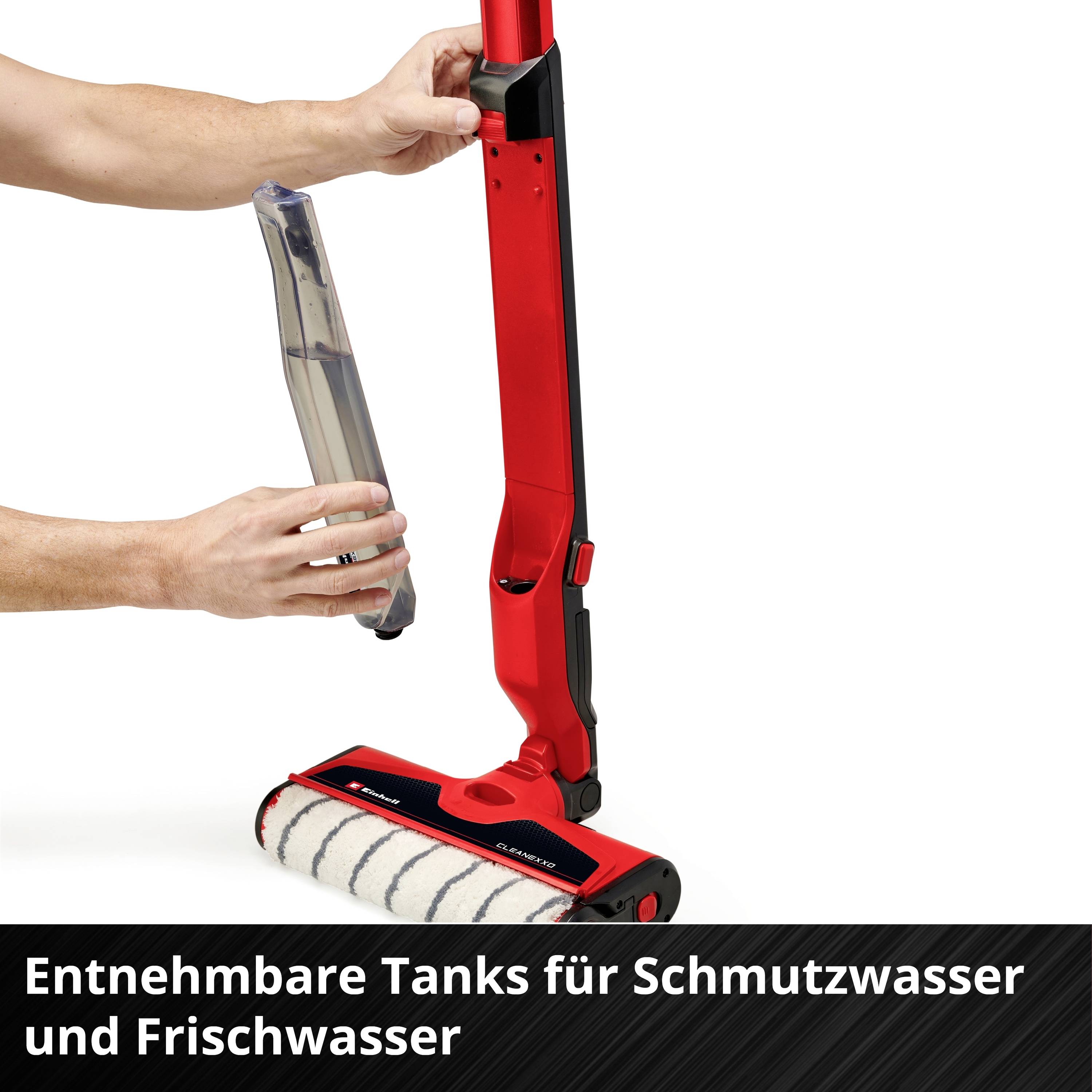 Ein Staubsauger mit roten und schwarzen Details. Eine Person entnimmt den Schmutzwassertank. Text: 'Entnehmbare Tanks für Schmutz- und Frischwasser'.