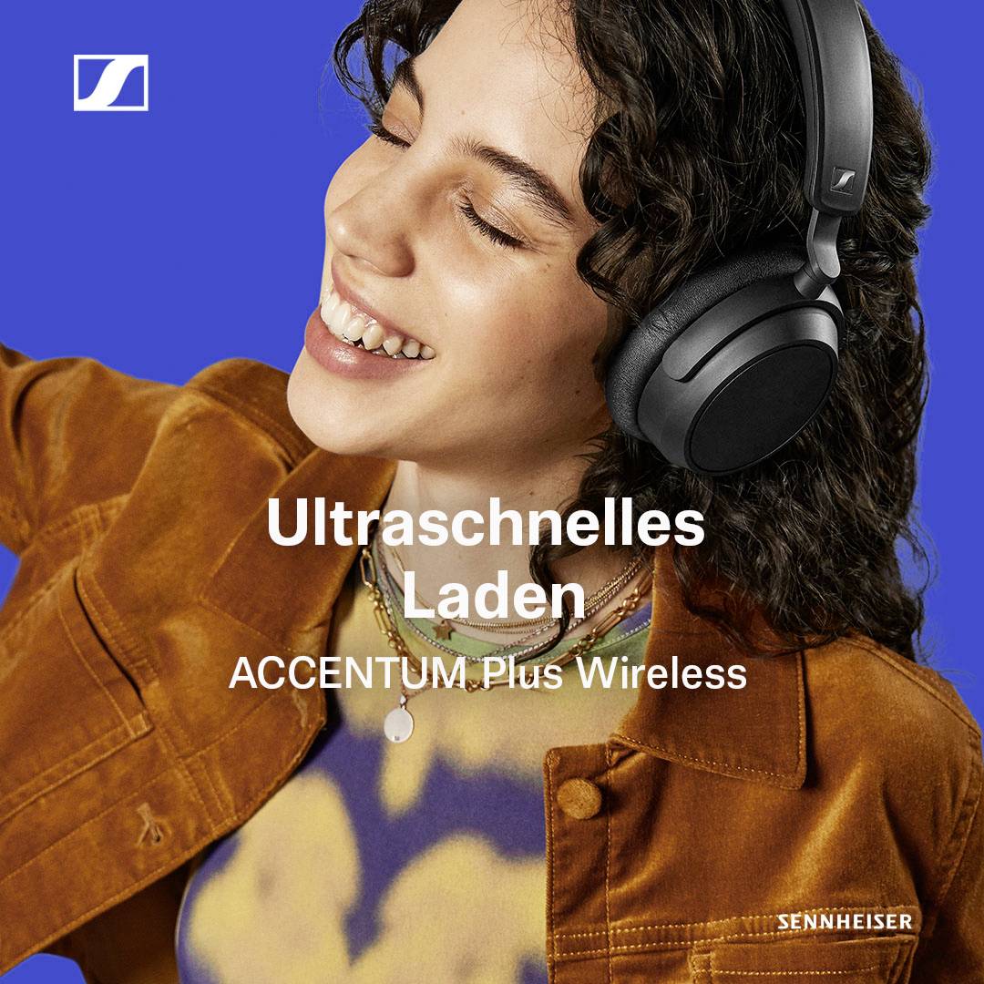 Junge Frau mit Kopfhörern lächelt. Text auf dem Bild: 'Ultraschnelles Laden ACCENTUM Plus Wireless'. Markenname unten rechts.