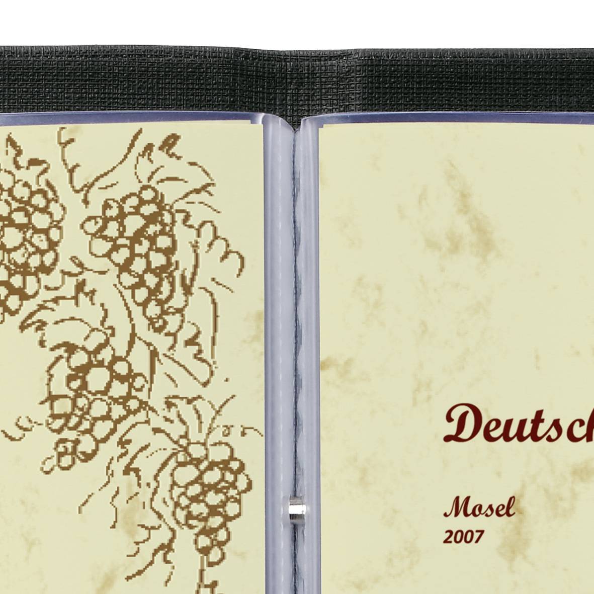 Weinlabel mit Zeichnung von Weintrauben. Text: 'Deutscher Wein Mosel 2007'. Rustikaler Hintergrund.