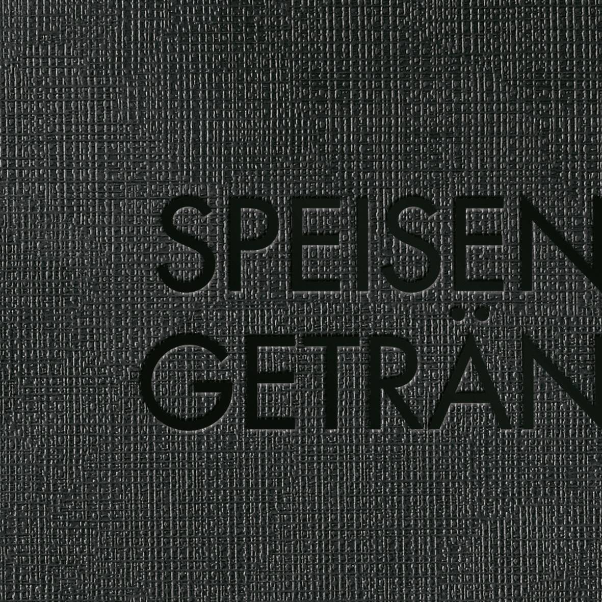 Ein schwarzes Menü-Cover mit der Aufschrift 'Speisen Getränke' in großen Buchstaben.
