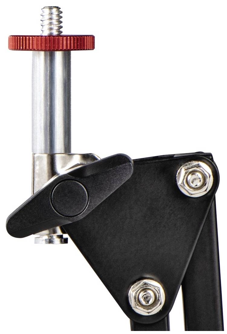 'Nahaufnahme eines Metallgelenks mit rotem Einstellknopf, Schraube und zwei Muttern. Teil eines verstellbaren Geräts oder Ständers.'