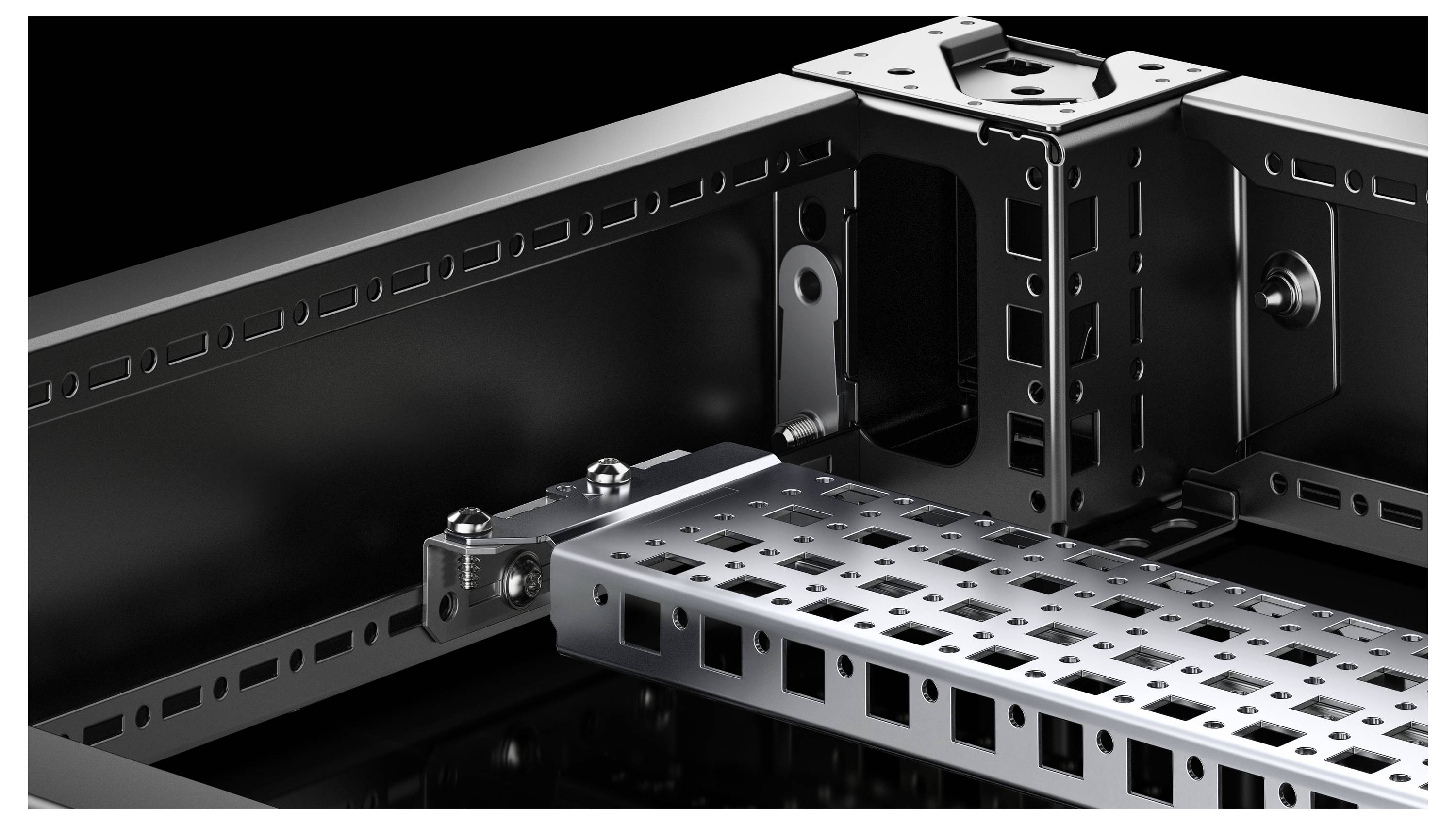 Ein Detailfoto eines Metallgerüsts mit einem Gitterboden und rechtwinkligen Verbindungen. Es zeigt industrielle Bauweise und Konstruktionselemente.