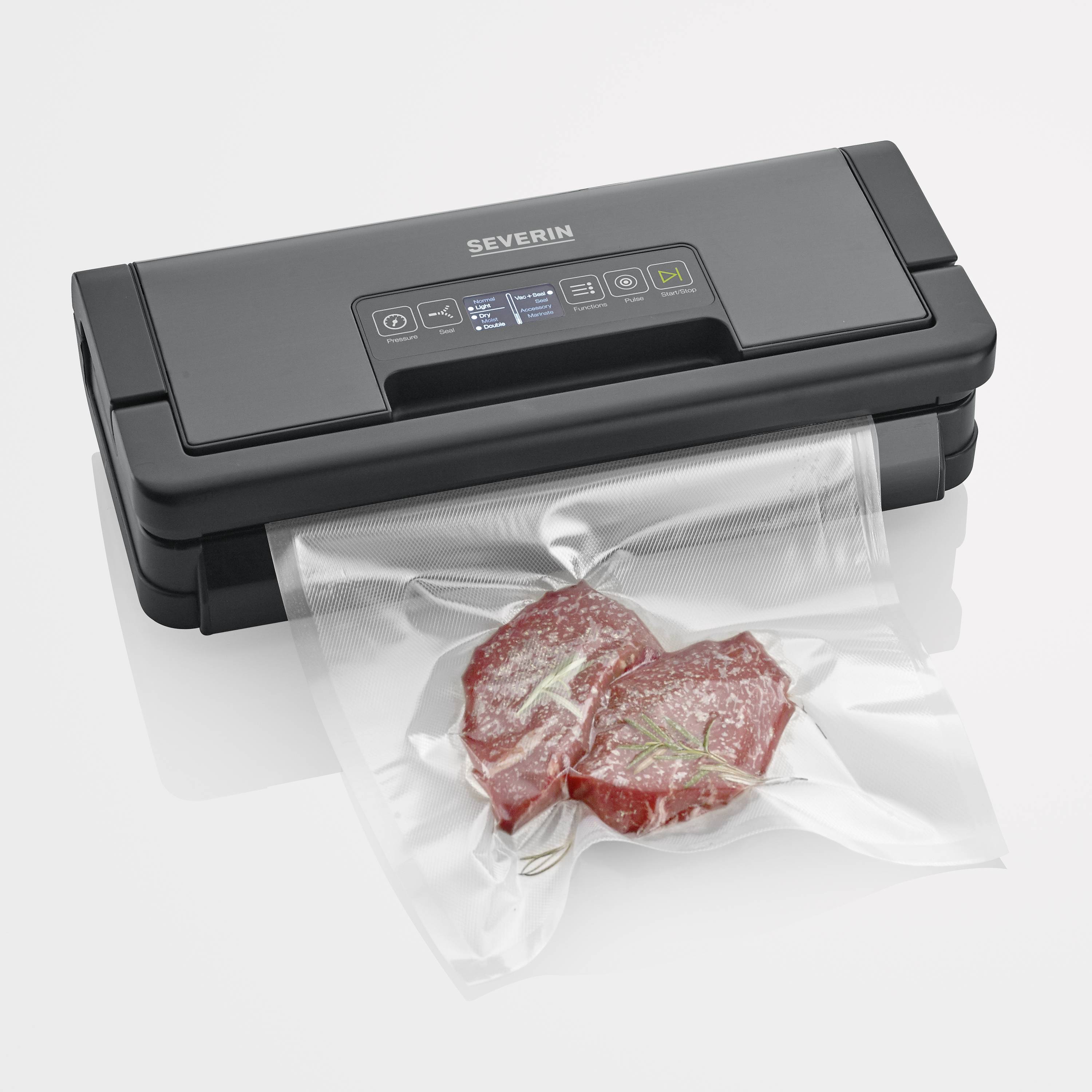 Vakuumiergerät versiegelt ein Steak in einem Plastikbeutel. Gerät zeigt Status auf Display. Ideal zur längeren Konservierung von Lebensmitteln.