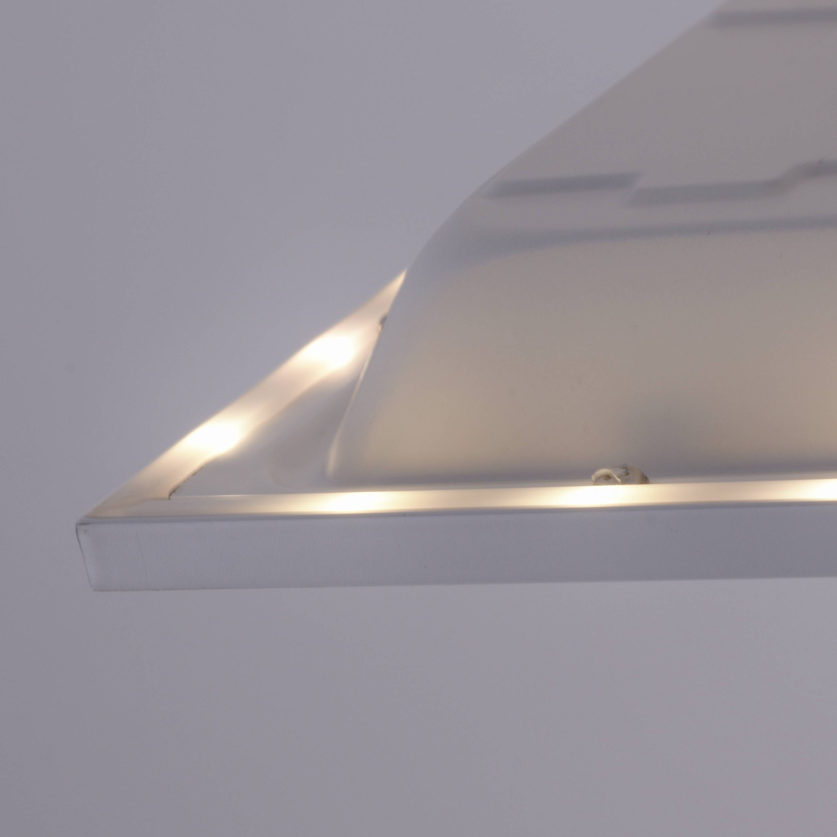 Eine schlichte, dreieckige Deckenleuchte aus Metall mit sanfter Beleuchtung.