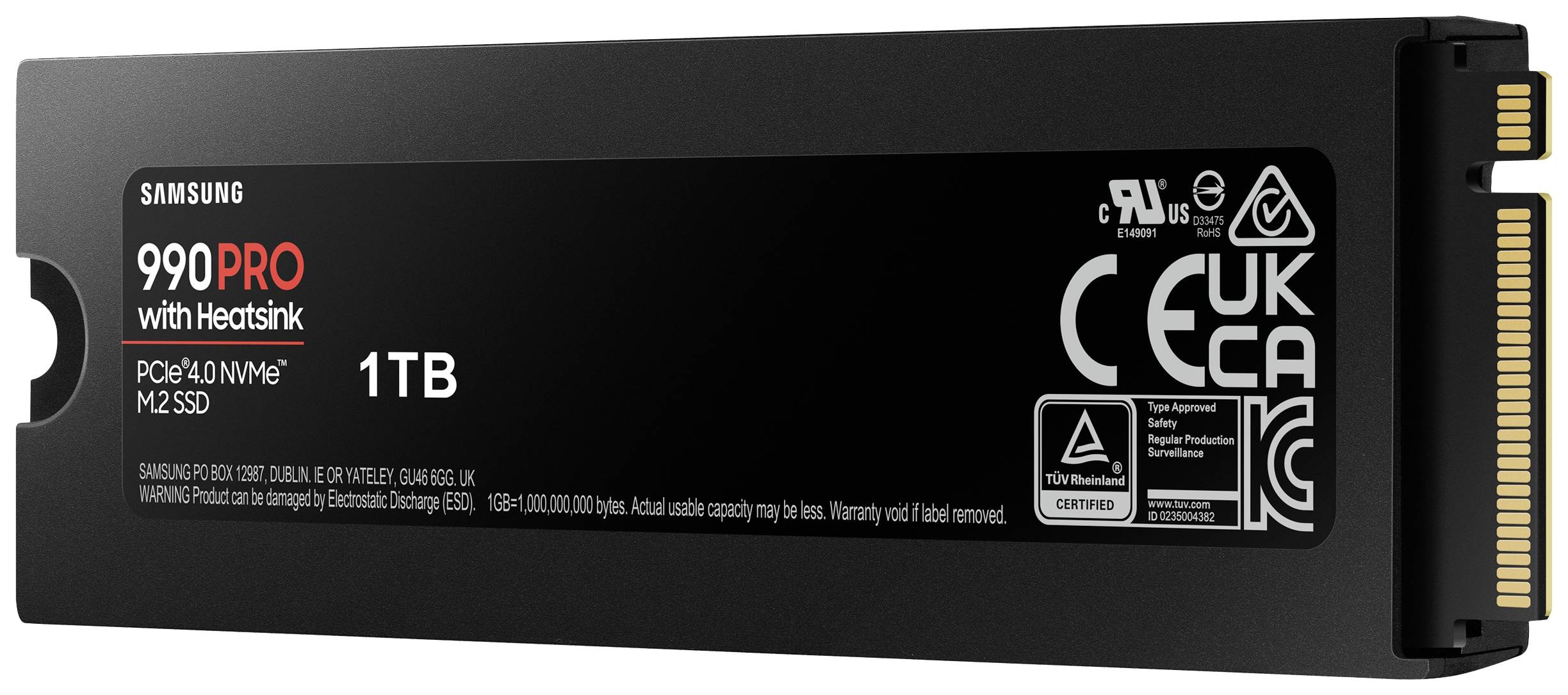 'Samsung 990 PRO 1TB SSD mit Kühlkörper, PCIe 4.0 NVMe M.2. Schwarzes Laufwerk mit goldenen Kontakten rechts, Logos oben rechts.'