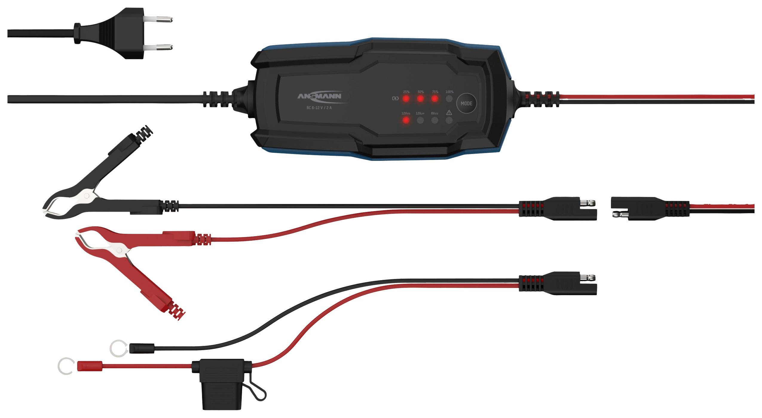 Ladegerät mit mehreren Kabeln und Anschlüssen, geeignet für verschiedene Batterieanschlussarten. Links Netzstecker, rechts Kabelanschlüsse.
