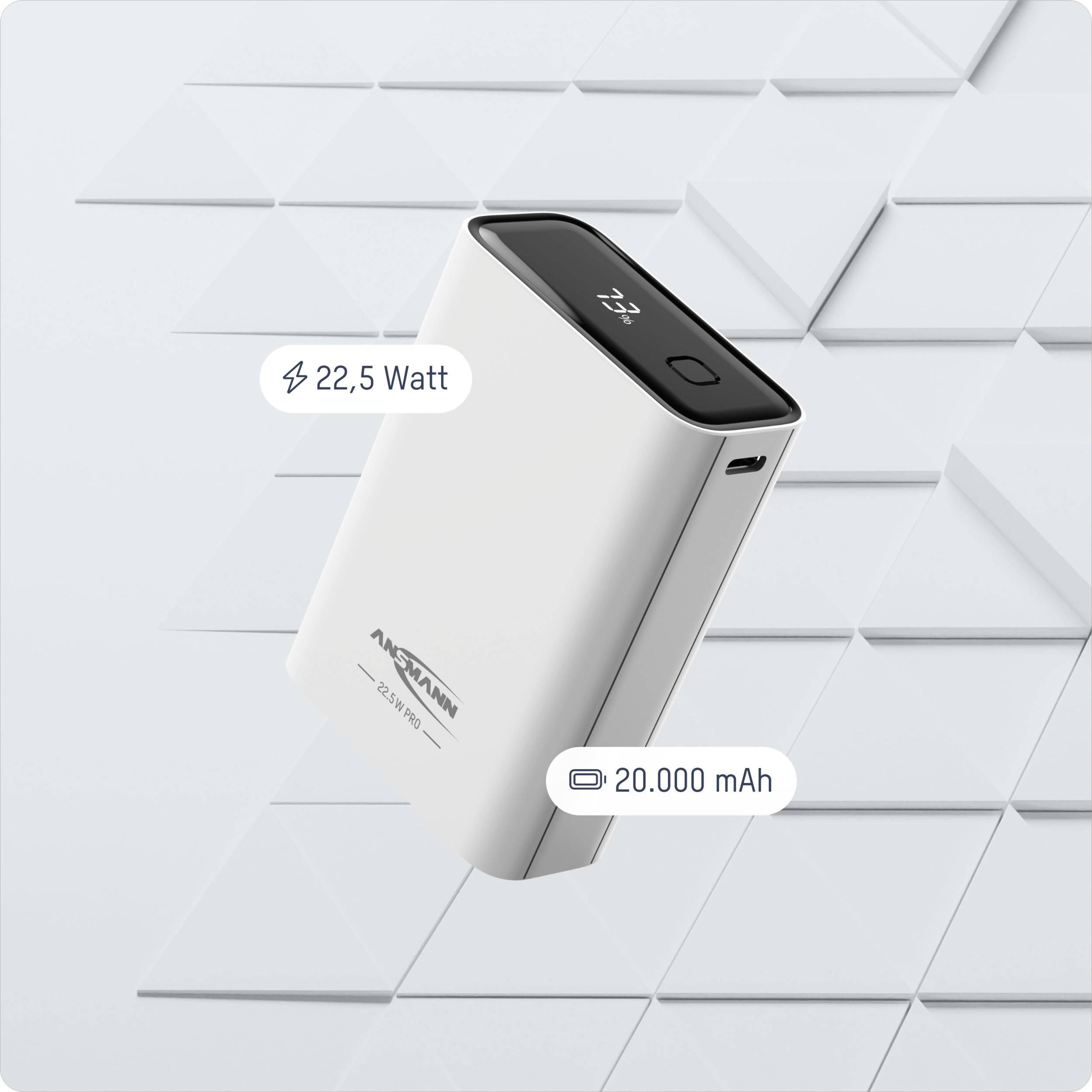 'Powerbank, 20.000 mAh Kapazität, 22,5 Watt Schnellladefunktion, weißes Gehäuse, liegt auf diagonaler Kachelhintergrund.'